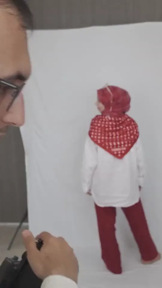 Beyaz fon stüdyosunda ürün çekiminin kamera arkası