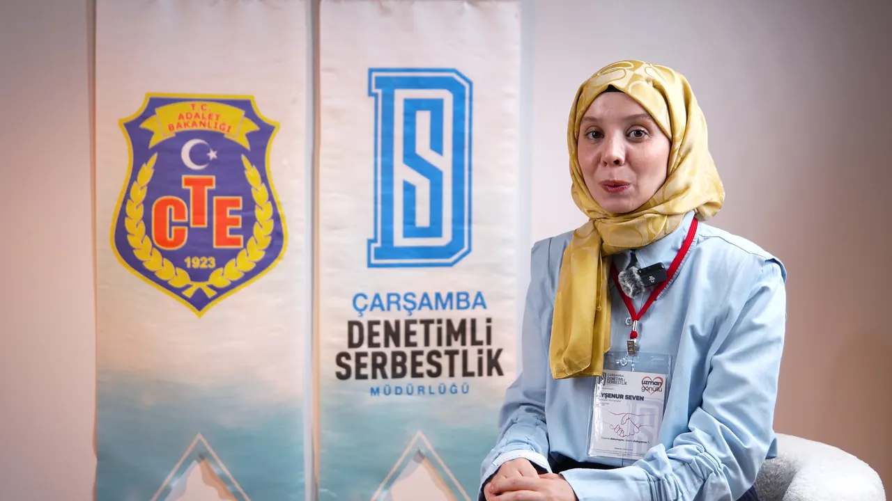 Çarşamba Denetimli Serbestlik Müdürlüğü “Gönüllü Ol” tanıtım videosundan bir kare: kurum logolarının önünde konuşan gönüllü