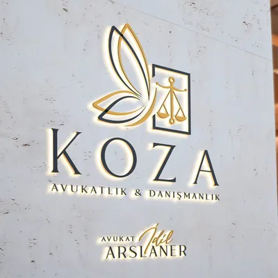 Koza Avukatlık & Danışmanlık ve Av. İdil Arslaner logoları, ışıklı tabela