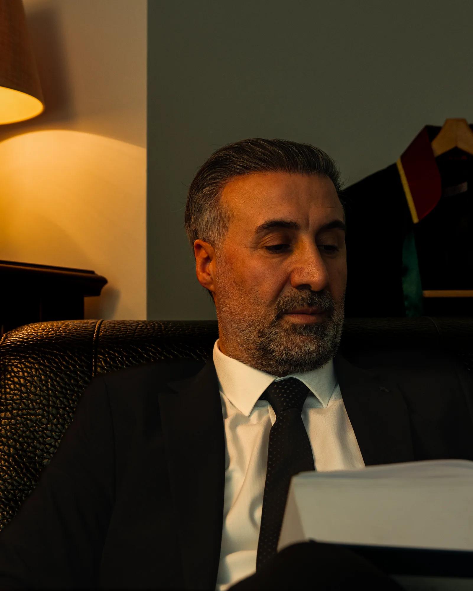 Loş ışıkta kitap okuyan avukatın sinematik portresi