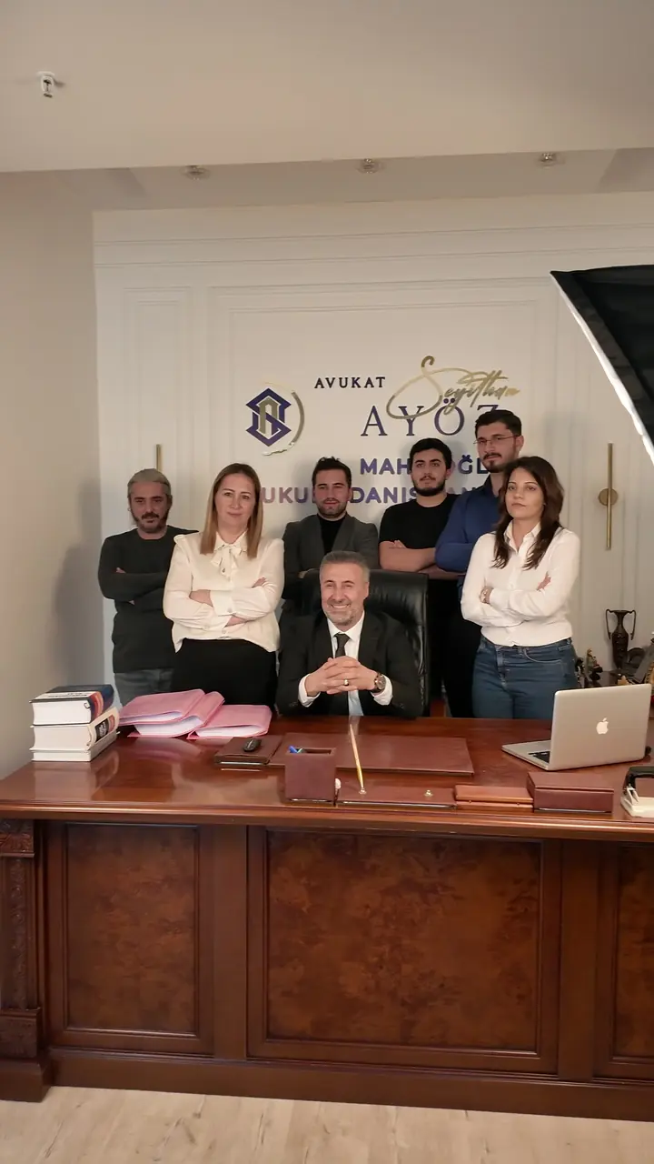 Mahiroğlu Hukuk & Danışmanlık ofisinde softbox ve flaşla kurulmuş ekip fotoğrafı çekiminin kamera arkası